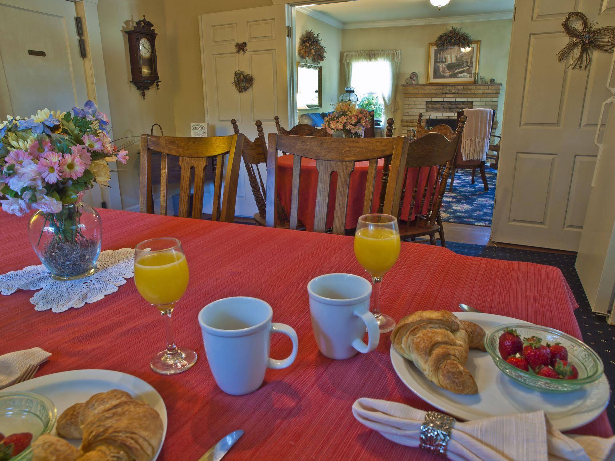Shady Oaks Country Inn St. Helena Restaurant photo